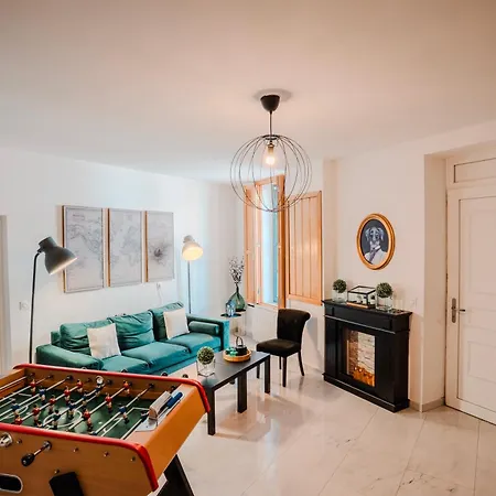 C'est Maison Bleue *
